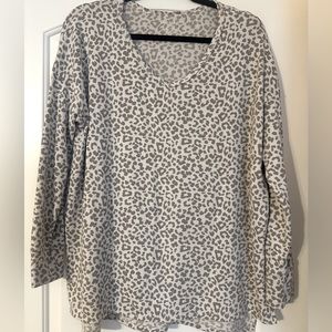 American Eagle White Cheetah Print Long Sleeve Sweater (Small)